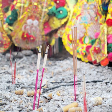 yanan tütsü çubukları