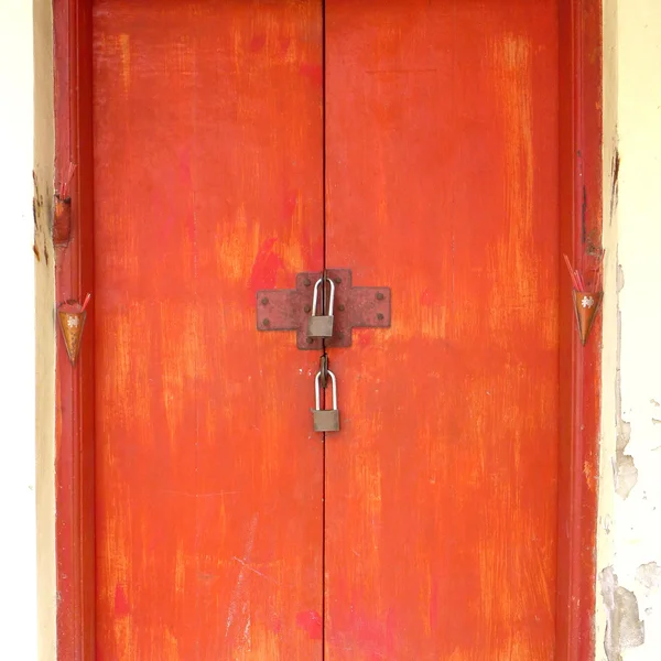 Rode deur is vergrendeld — Stockfoto
