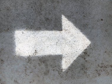 ok işareti olarak bir sokakta yol işaretleri