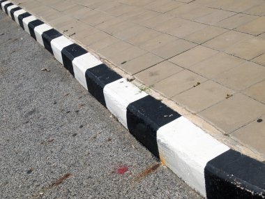 siyah ve beyaz çizgili yol closeup