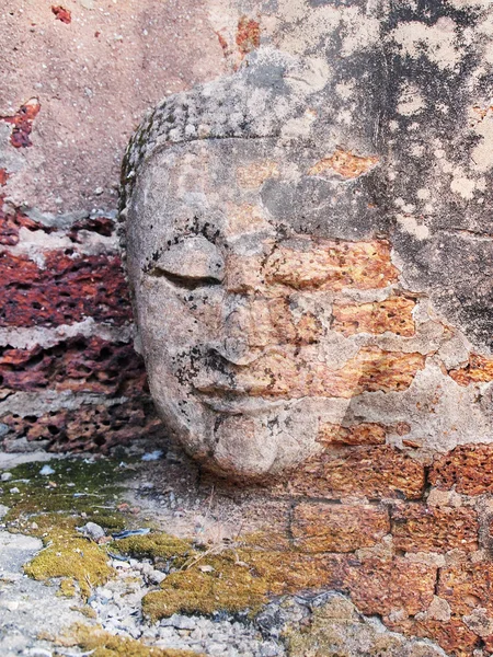 Подвійне експонування статуї Будди з цеглою — стокове фото