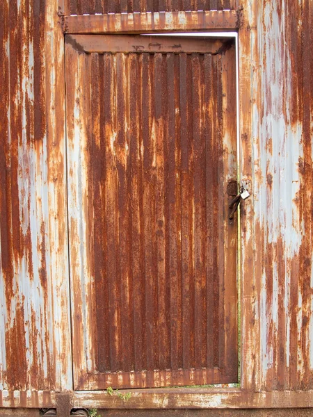 Superficie metálica grumosa y bloqueo en la puerta de hierro oxidado —  Fotos de Stock