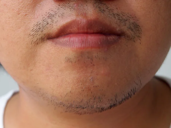 Barba curta masculina e lábios de perto — Fotografia de Stock