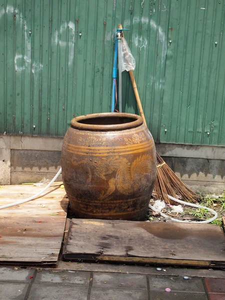 Tarro de agua con patrón de dragón — Foto de Stock