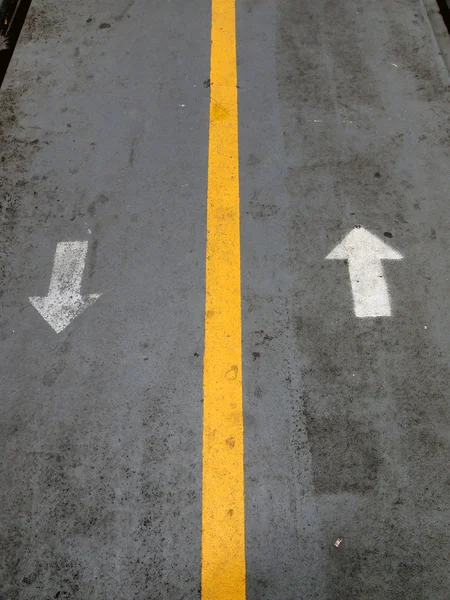Pijl tekenen als wegmarkeringen op een straat — Stockfoto