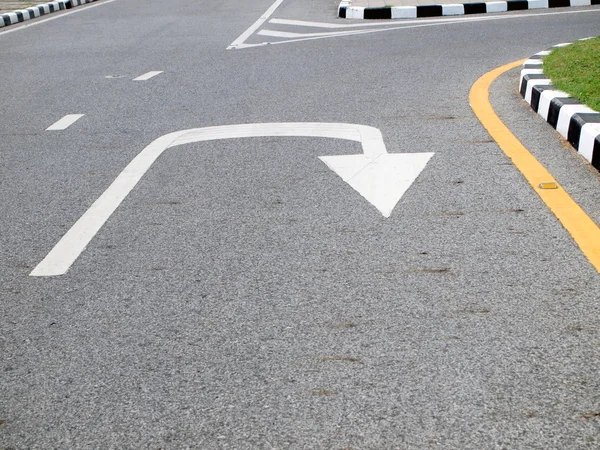 Las señales de flecha como marcas de carretera en una calle —  Fotos de Stock