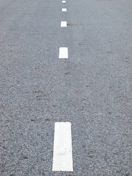 Las señales de flecha como marcas de carretera en una calle — Foto de Stock