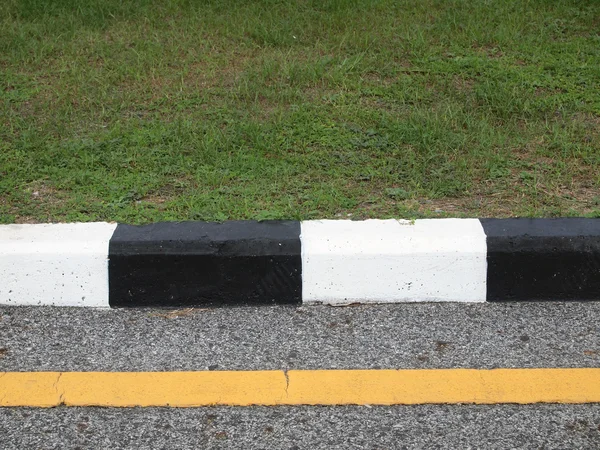 Крупним планом дорога з червоно-білою лінією — стокове фото
