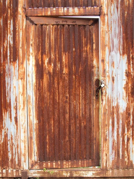 Superficie metálica grumosa y bloqueo en la puerta de hierro oxidado —  Fotos de Stock