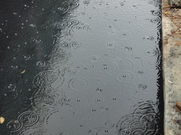 Chuva na cidade — Fotografia de Stock
