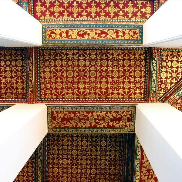 Arte tailandesa teto decorativo no templo da Tailândia — Fotografia de Stock