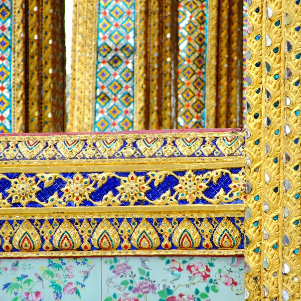 Коренное искусство, вырезанное на стене храма в Таиланде — стоковое фото