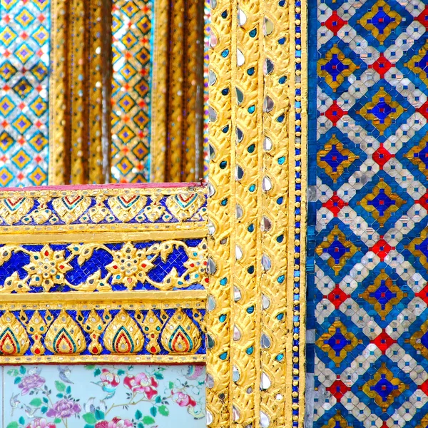 Inheemse kunst gesneden op de muur in de tempel, thailand — Stockfoto