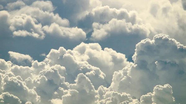 Cielo azul y hermosas nubes — Foto de Stock