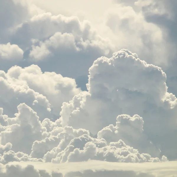 Cielo azul y hermosas nubes — Foto de Stock