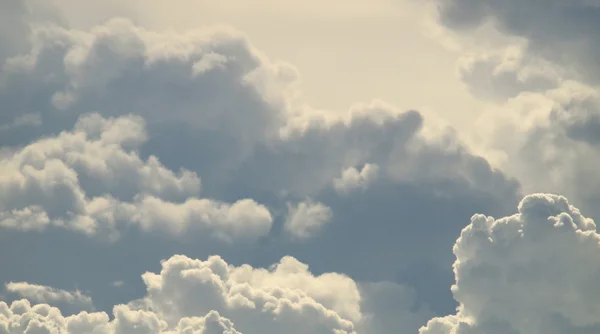 Cielo azul y hermosas nubes — Foto de Stock