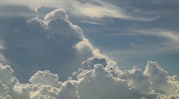 Cielo azul y hermosas nubes — Foto de Stock