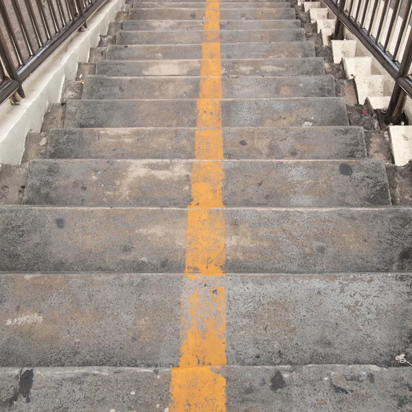 Viejas escaleras del paso elevado en la ciudad — Foto de Stock