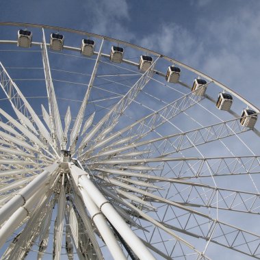 Mavi gökyüzüne karşı dönme dolap