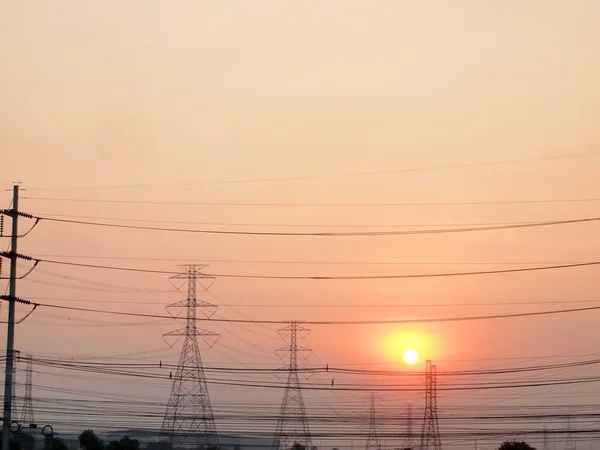 Alta tensione post. Torre ad alta tensione e tramonto — Foto Stock