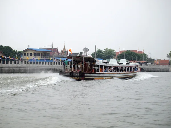 Bangkok, Thailand - April 13,2014: en färja medför passagerare på Chao Phraya River. — Stockfoto