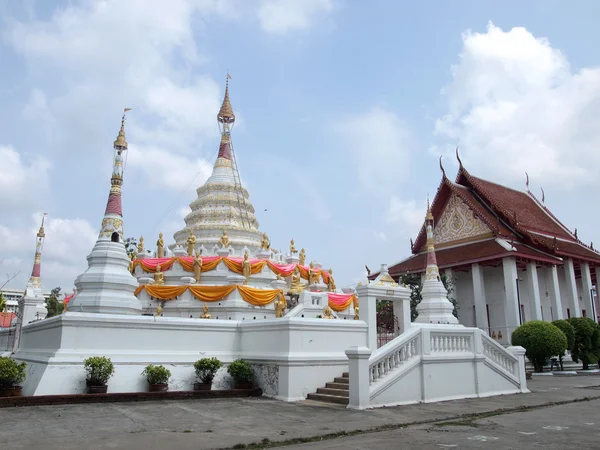 Samutprakan, thailand - 19. april 2013: weißer stupa oder jedi thai style im wat songtham worawihan — Stockfoto