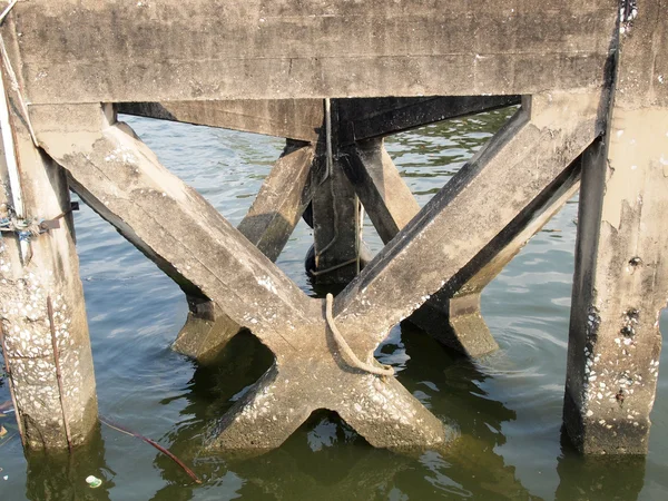 Primo piano del ponte di cemento armato sul fiume — Foto Stock