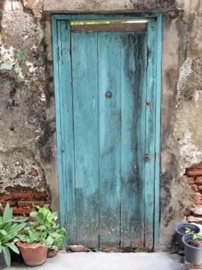 eski ahşap kapı ile antik mimari giriş