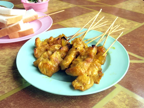 Gegrilltes Schweinefleisch auf Teller, thailändische Küche — Stockfoto