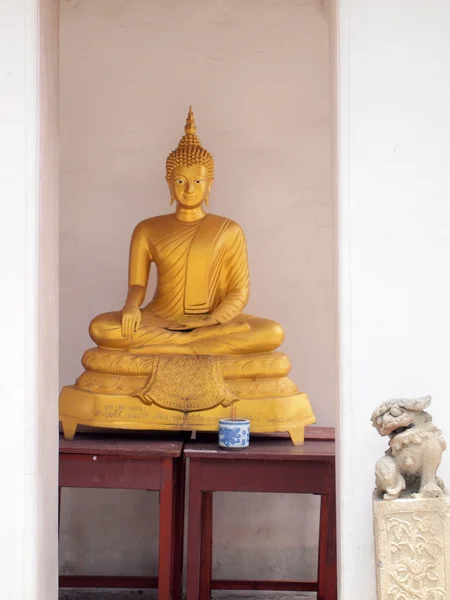泰国，曼谷-4 月 26,2014: 佛寺金佛像 — 图库照片