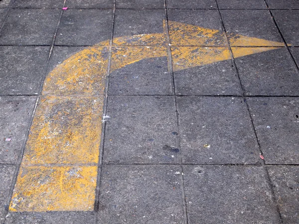 Las señales de flecha como marcas de carretera en una calle — Foto de Stock