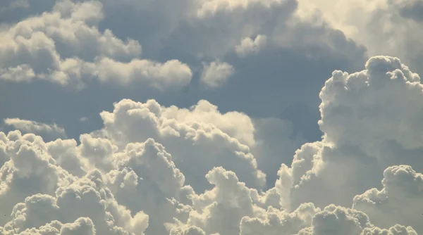 Cielo azul y hermosas nubes — Foto de Stock