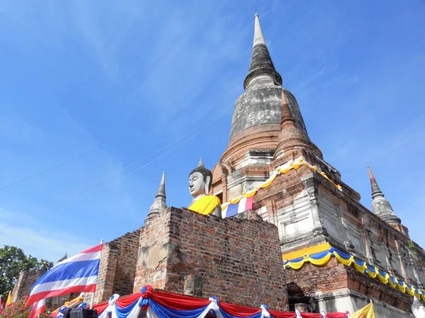 Ayutthaya, Tailandia - 13 de mayo de 2014: Wat Yai Chai Mongkol, está situado al sureste de la ciudad. El gran chedi allí se puede ver desde una gran distancia — Foto de Stock