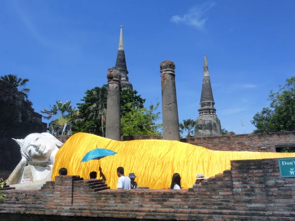 Ayutthaya, Thailand - May 13, 2014: Over 200 years ancient recline Buddha at Yai Chai Mong Kol temple — Stock Photo, Image