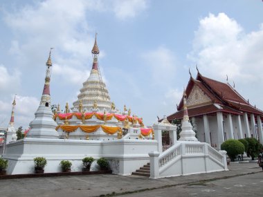 Samutprakan, Tayland - 19 Nisan 2013: Beyaz stupa veya jedi Tay tarzında Wat Songtham Worawihan