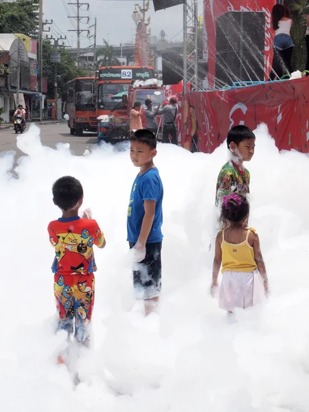 Samut Prakan Nisan 19,2014: küçük Asyalılar kızlar ve erkekler gülümseyen ve mutlu Songkran Festivali Tay geleneği thais için yeni yıl için — Stok fotoğraf