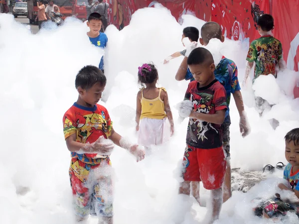 Samut Prakan 19 de abril de 2014: Pequeños asiáticos, niñas y niños sonriendo y felices en el Festival de Songkran por la tradición tailandesa Año Nuevo para los tailandeses — Foto de Stock