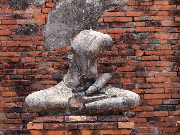 Buda con pared de ladrillo viejo Ayutthaya, Tailandia — Foto de Stock