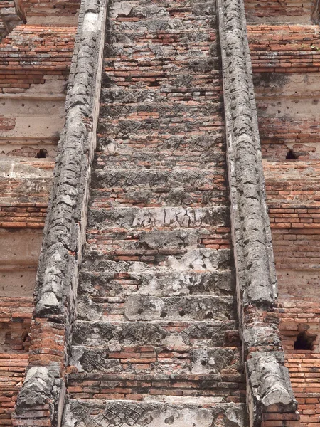Escadas de tijolo velho no templo antigo — Fotografia de Stock