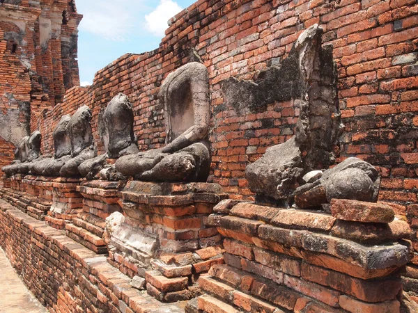 Будда со старой кирпичной стеной Ayutthaya, Таиланд — стоковое фото