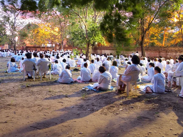 Аюттхая, Таиланд - 13 мая 2014 года: Visakha Bucha Day.These slave agreed together in the rituals, prayers and meditate on Buddhist holy days at Wat Mahaeyong temple . Стоковое Изображение