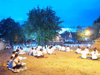 Ayutthaya, Tayland - 13 Mayıs 2014: Visakha Bucha Day.These kıldığı birlikte ayinler, dualar kabul etti ve Budist kutsal günlerde Wat Mahaeyong Tapınağı'nda meditasyon.