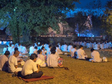 Ayutthaya, Tayland - 13 Mayıs 2014: Visakha Bucha Day.These kıldığı birlikte ayinler, dualar kabul etti ve Budist kutsal günlerde Wat Mahaeyong Tapınağı'nda meditasyon.