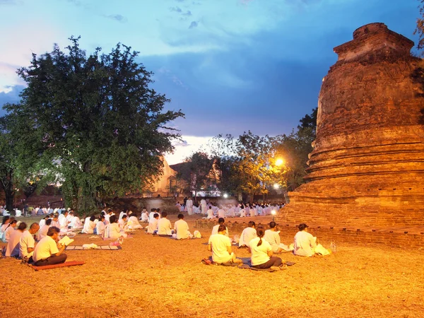 Ayutthaya, Tayland - 13 Mayıs 2014: Visakha Bucha Day.These kıldığı birlikte ayinler, dualar kabul etti ve Budist kutsal günlerde Wat Mahaeyong Tapınağı'nda meditasyon. — Stok fotoğraf
