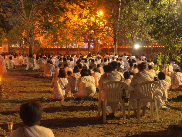 Ayutthaya, Thailand - May 13, 2014:  Visakha Bucha Day.These votary agreed together in the rituals, prayers and meditate on Buddhist holy days at Wat Mahaeyong temple. — Stock Photo, Image