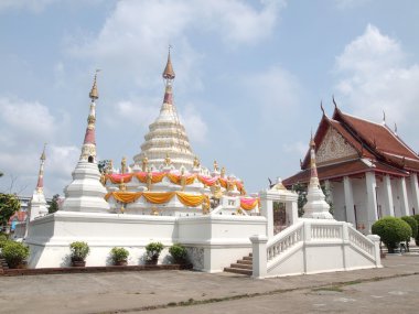 Samutprakan, Tayland - 19 Nisan 2013: Beyaz stupa veya jedi Tay tarzında Wat Songtham Worawihan