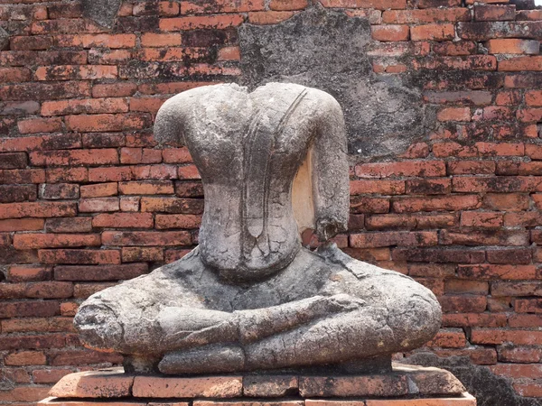 Будда со старой кирпичной стеной Ayutthaya, Таиланд — стоковое фото