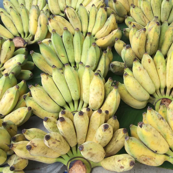 Un mucchio di banane mature in un mercato di strada — Foto Stock