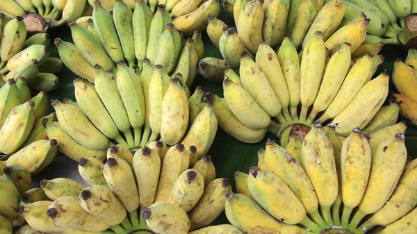 Um bando de bananas maduras num mercado de rua — Fotografia de Stock