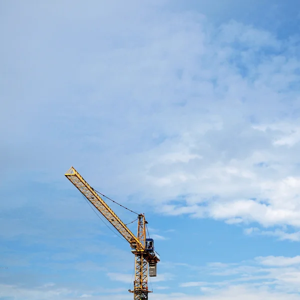 Industriële landschap met kranen op de blauwe hemel — Stockfoto